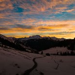 Ski de randonnée au coucher de soleil (Aravis)